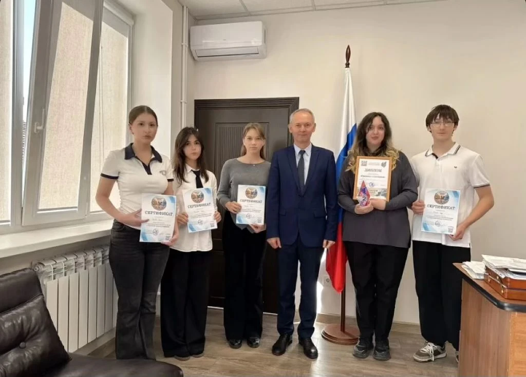 Поздравляем обучающихся нашей школы Метову Алину, Карпову Дарью (11Б), Сергееву Дарью (...
