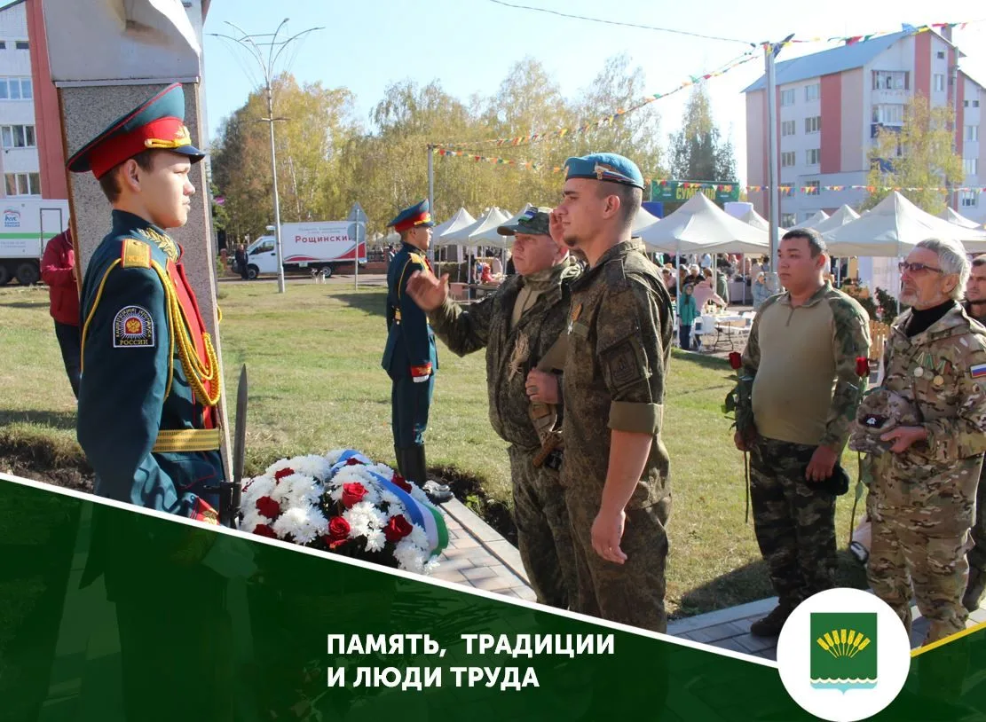 На празднике «Сумбуля» участники СВО и почетные гости возложили цветы к бюсту Героя Соц...