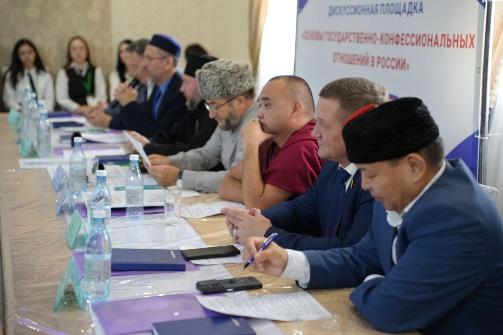 Председатель Народного Хурала (Парламента) Республики Калмыкия Артем Михайлов принял уч...