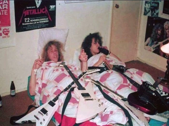 Джеймс Хэтфилд и Кирк Хэмметт из Metallica в доме мамы Кирка, 1983 год