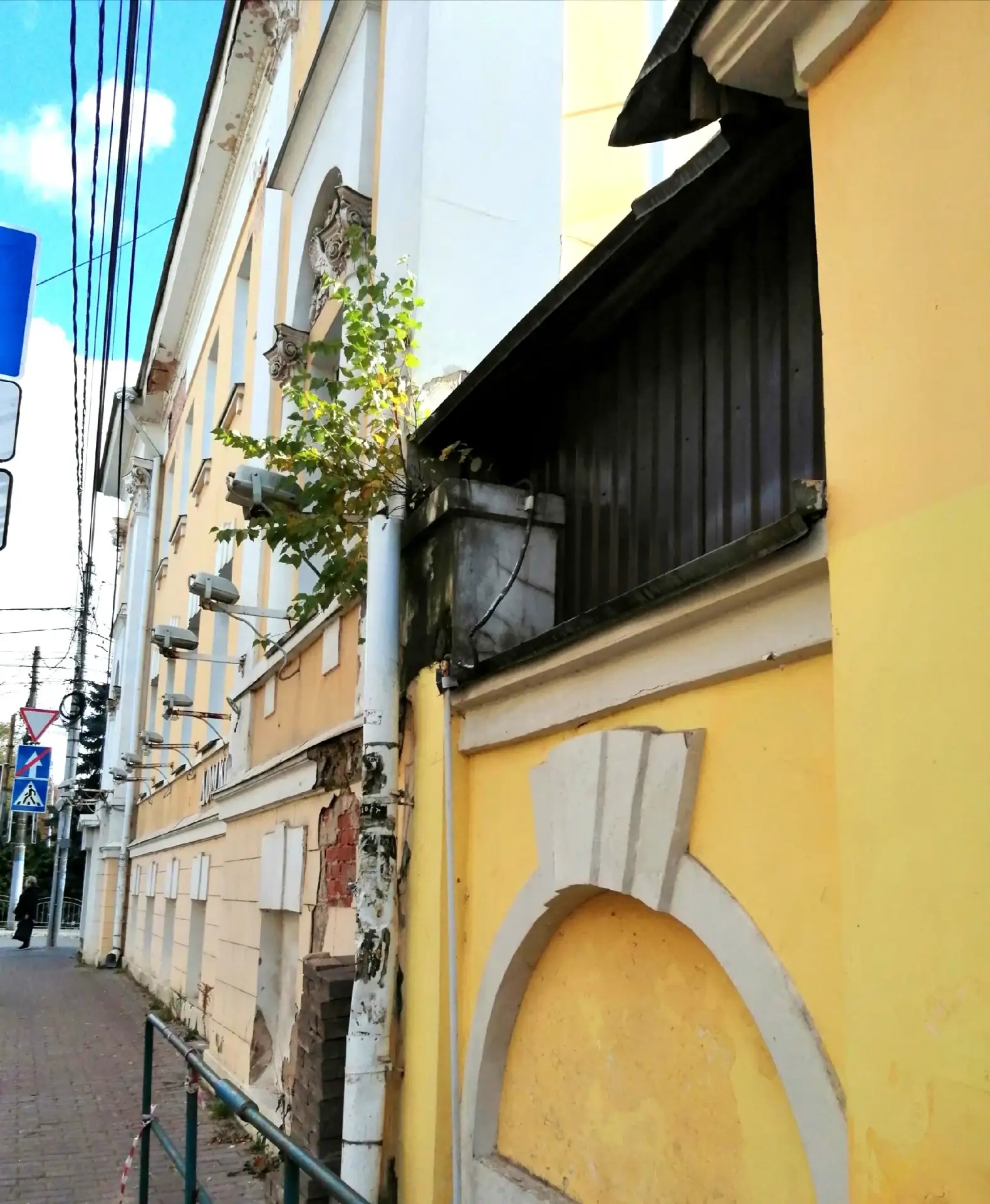 Фасад особняка Мешковых на Достоевского, 48 отремонтировали, а вот пристройка рядом выг...