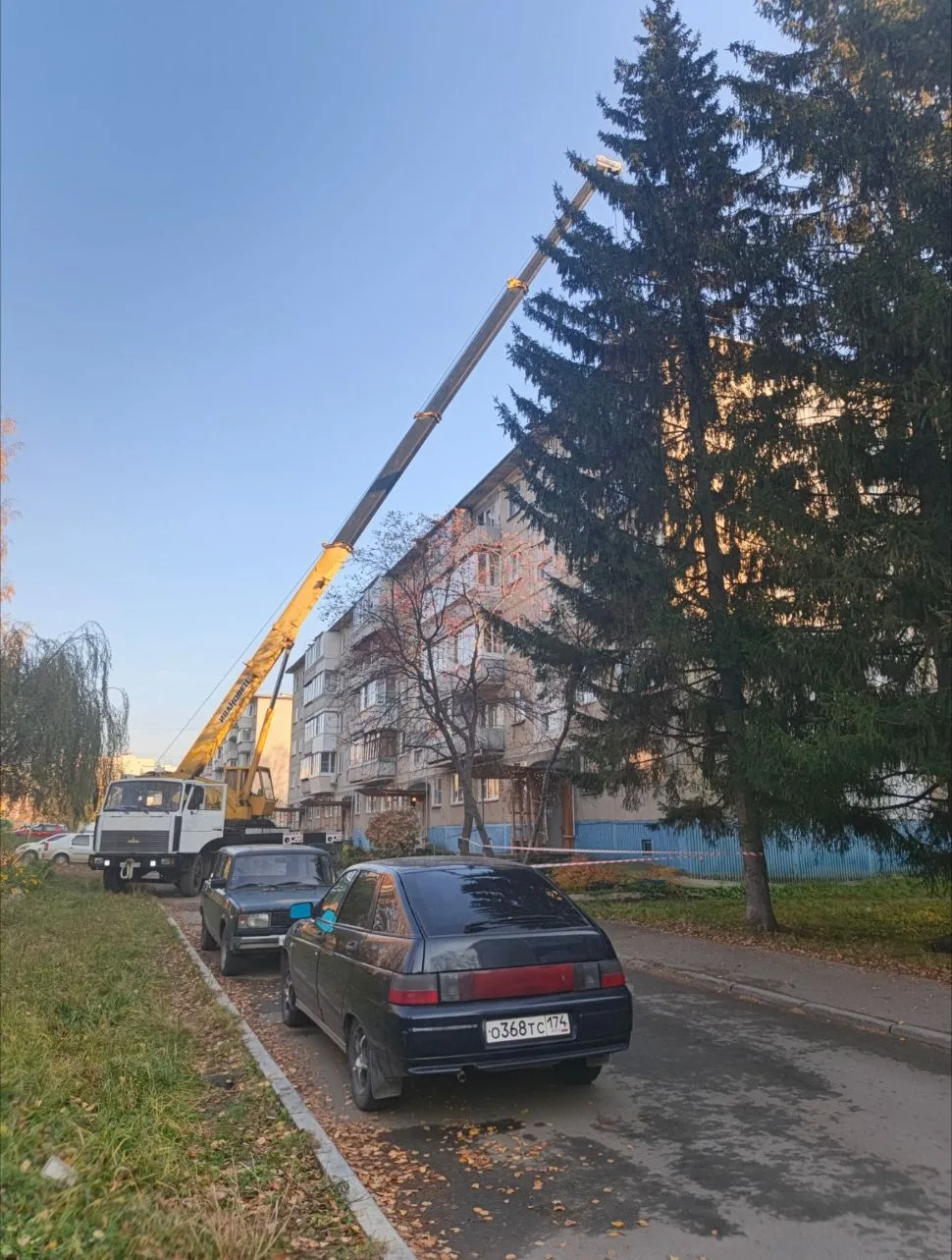На улице Матросова возле школы №25 ведутся работы по ремонту крыш.