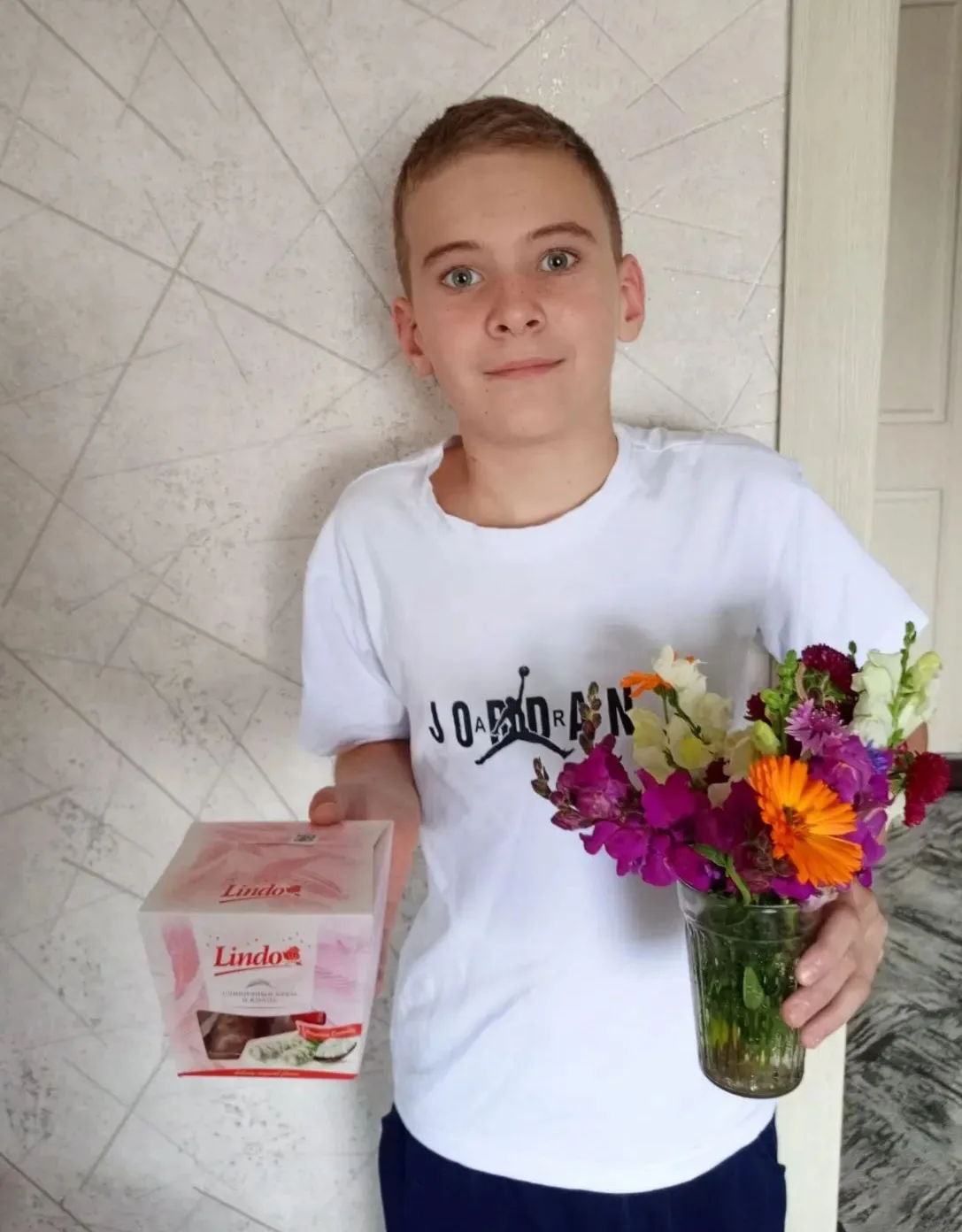 Олег после школы, тоже сходил  поздравил  бабушку с днём рождения! 🎉