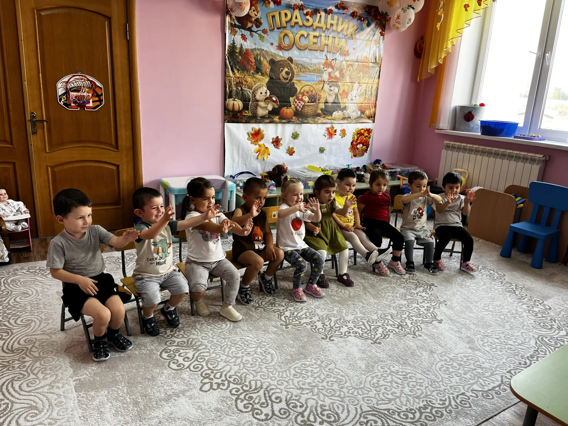 Сегодня в нашей группе произошло настоящее волшебство. В гости к малышам заглянула люби...