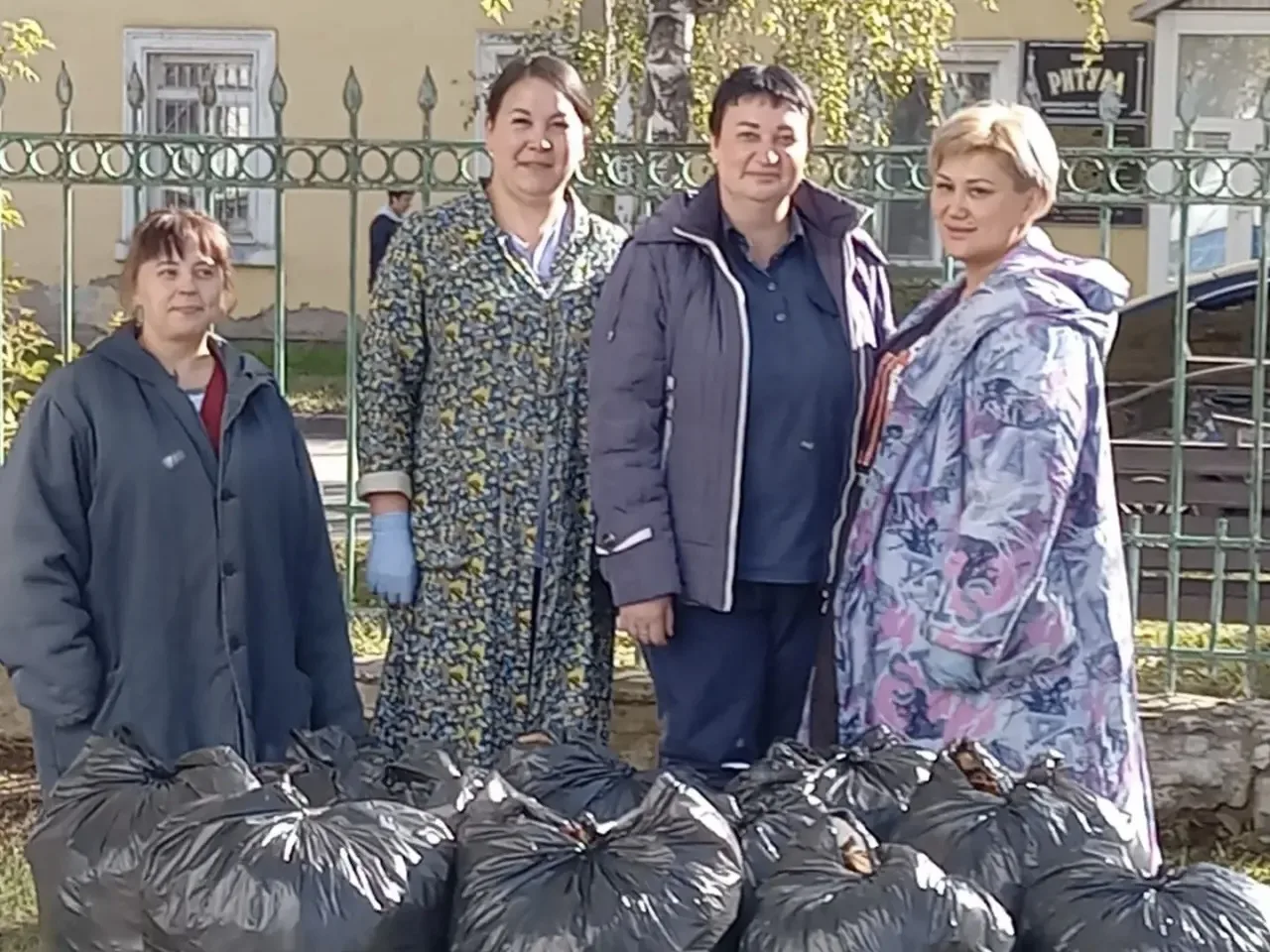 🧑‍⚕️🏥Коллектив Юргинской городской больницы вышел на субботник, чтобы убрать территор...
