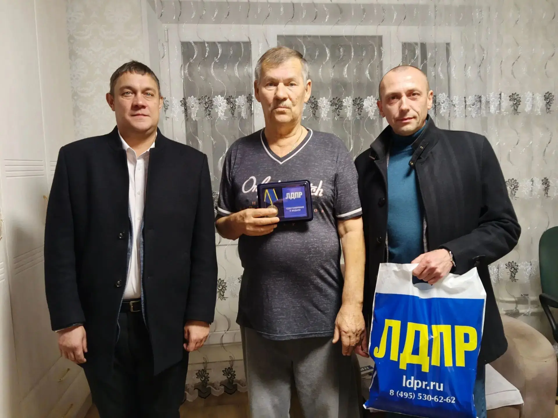 🇷🇺 В Сургуте наградили отца военнослужащего медалью ЛДПР «За помощь СВО»