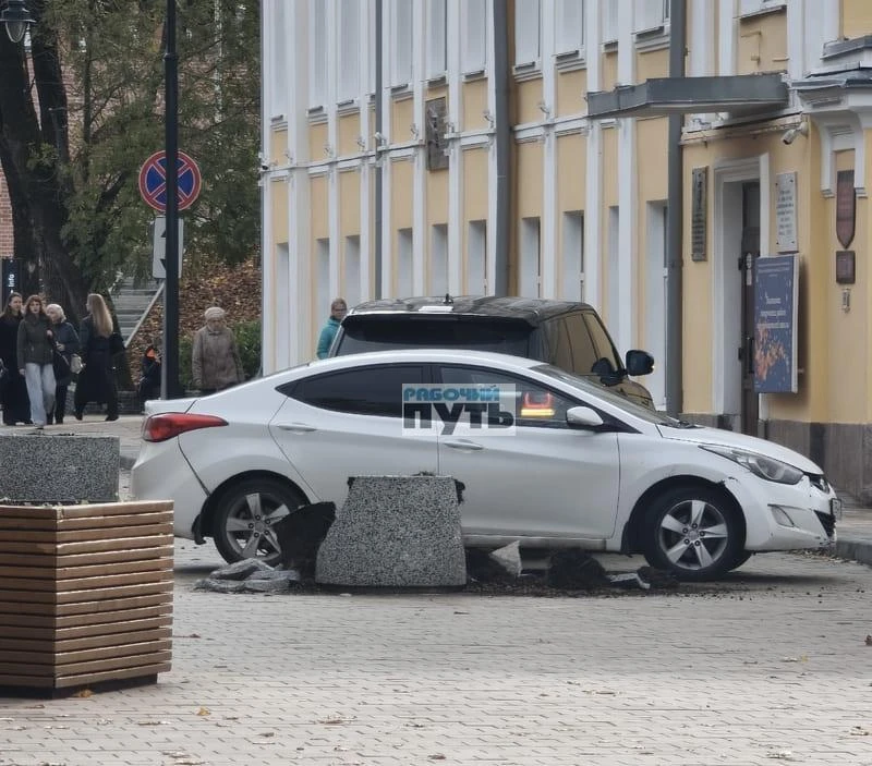 В центре Смоленска машины раскурочили клумбу