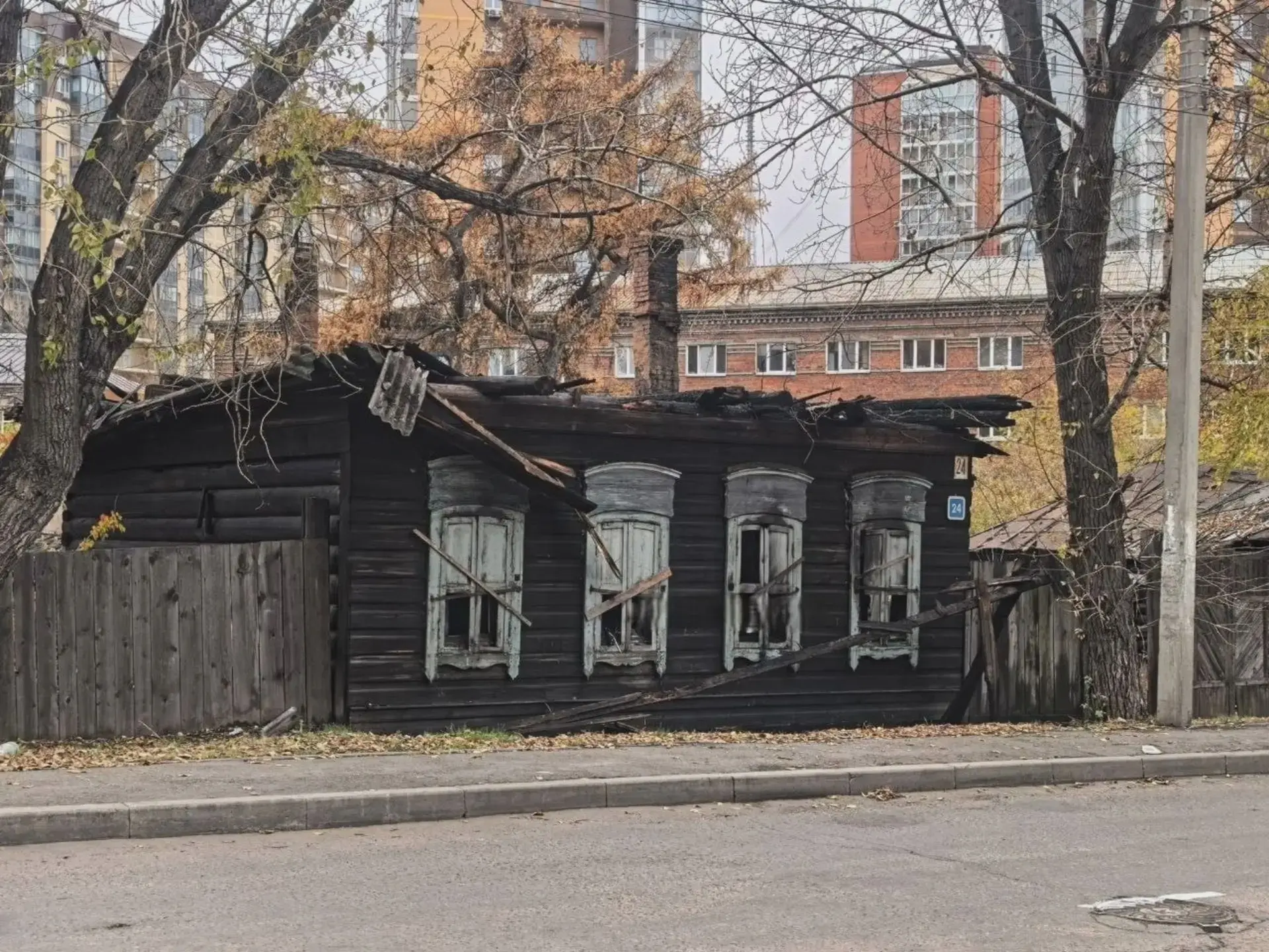 Деревянный дом загорелся в центре Иркутска