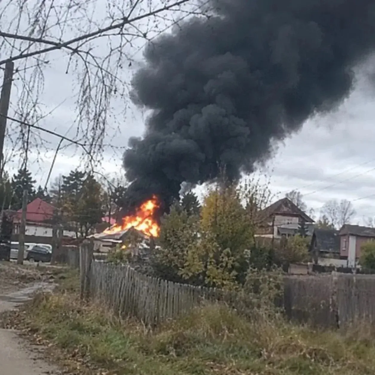 Пожар тушат на улице Старых Большевиков