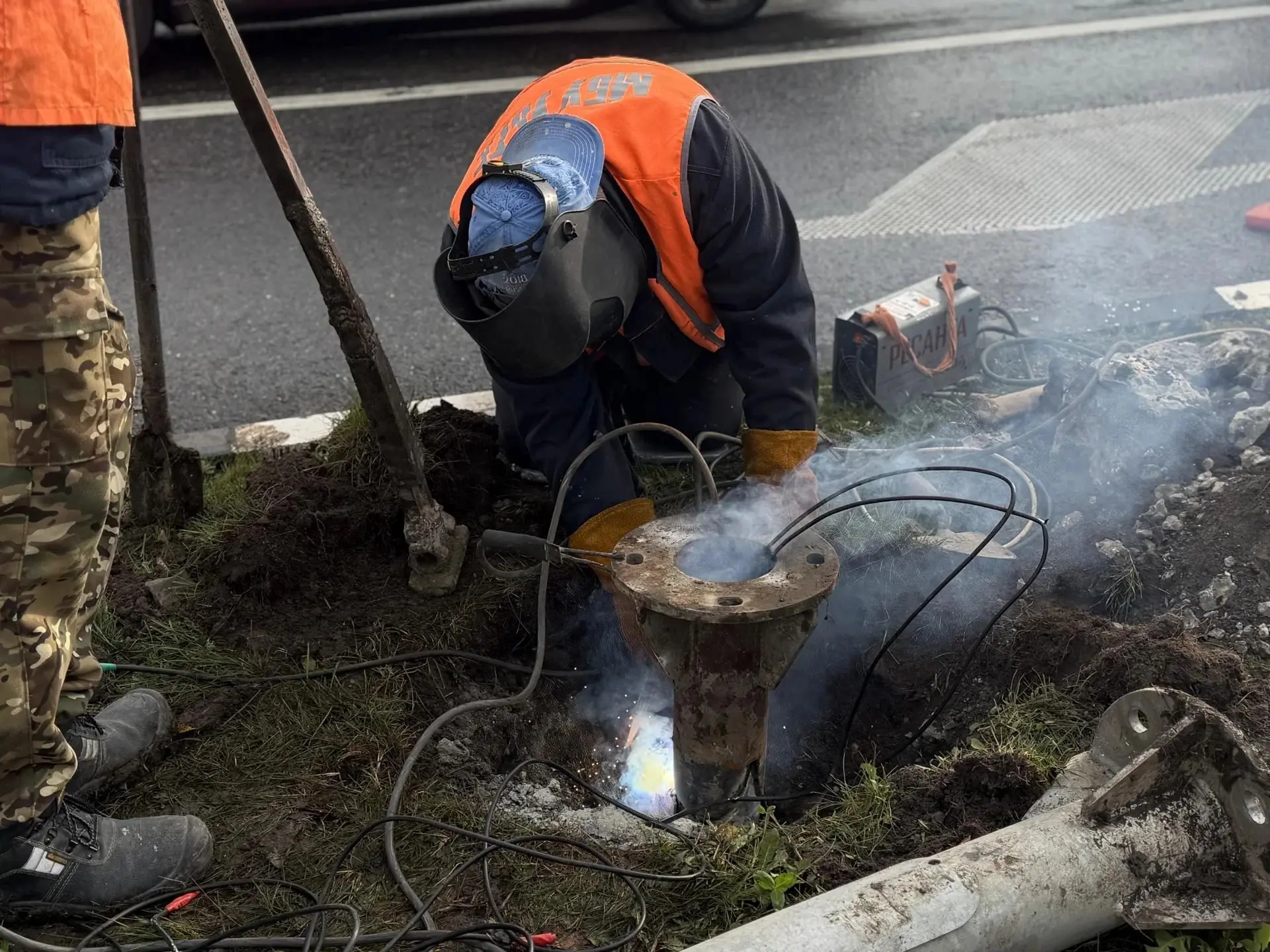 🚦 Светофор, который накануне протаранила легковушка на пересечении Белгородского полка...