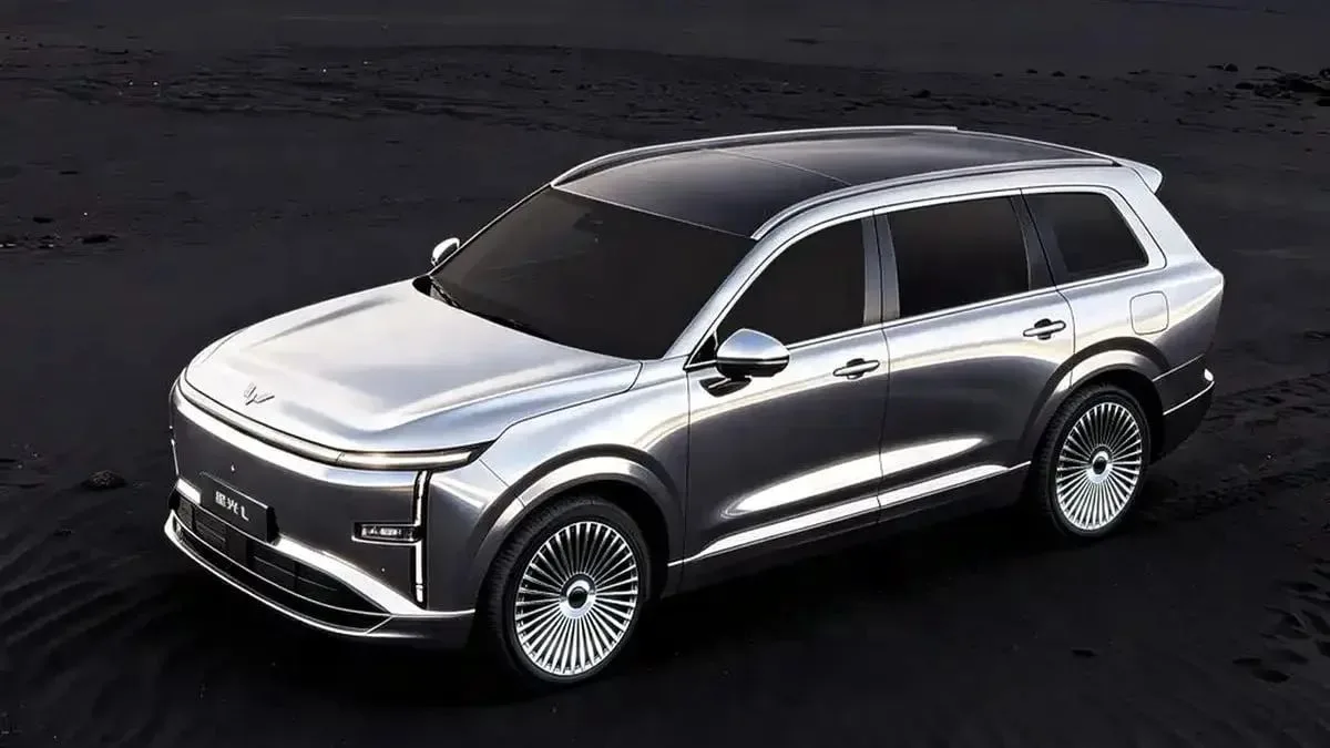 Китайцы готовят ЗЕРКАЛЬНЫЙ кроссовер всего за ₽1,4 миллиона — Wuling Starlight L получи...