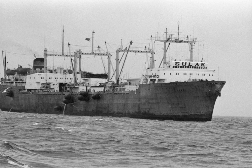 📜 Послание из прошлого: Бутылка, брошенная советским моряком в 1969 году, нашла своего...