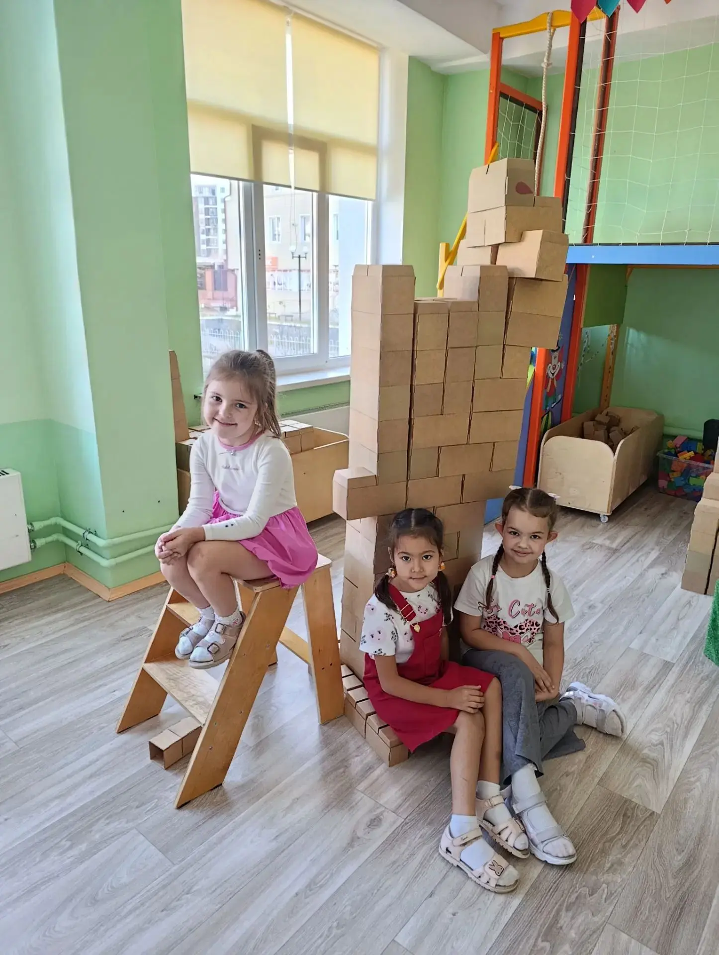 13 гр " Строительство замка , где живёт единорог 🦄 и охраняет замок 🏰 змей!"