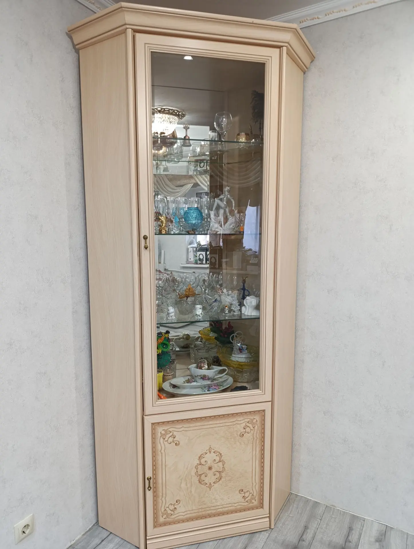 Продаётся угловой  шкаф-витрина Шатура в отличном состоянии.