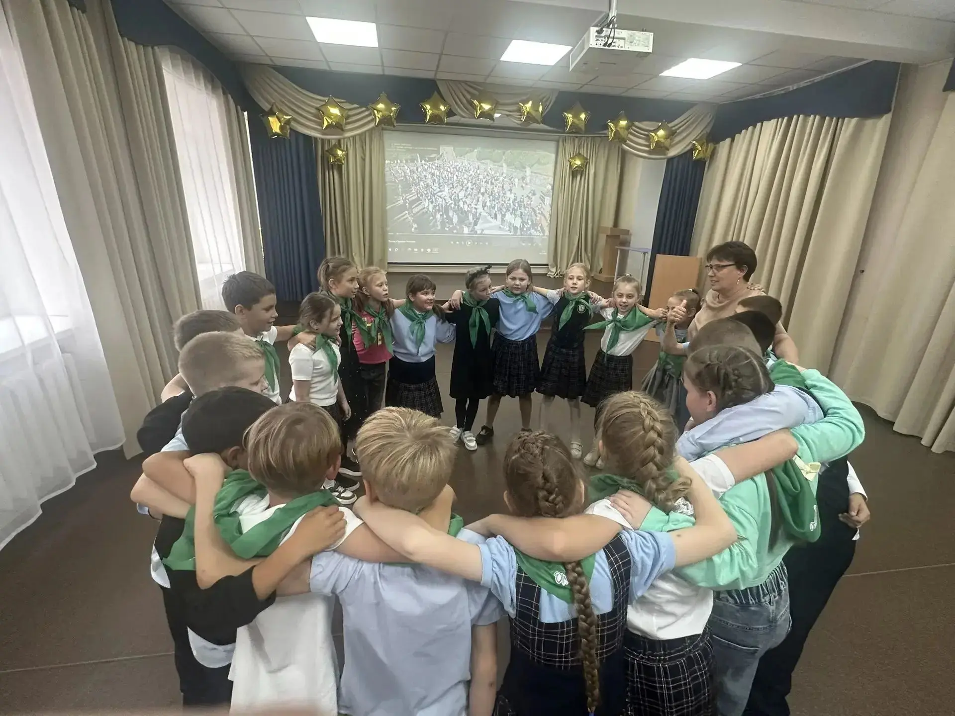 Лидер — это не тот, кто впереди, а тот, кто делает важное ВМЕСТЕ! ⭐