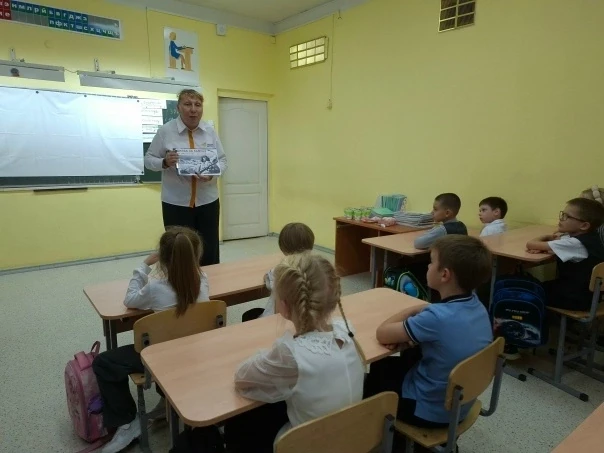 В начальной школе прошли тематические беседы, приуроченные к 9 октября — Дню разгрома н...