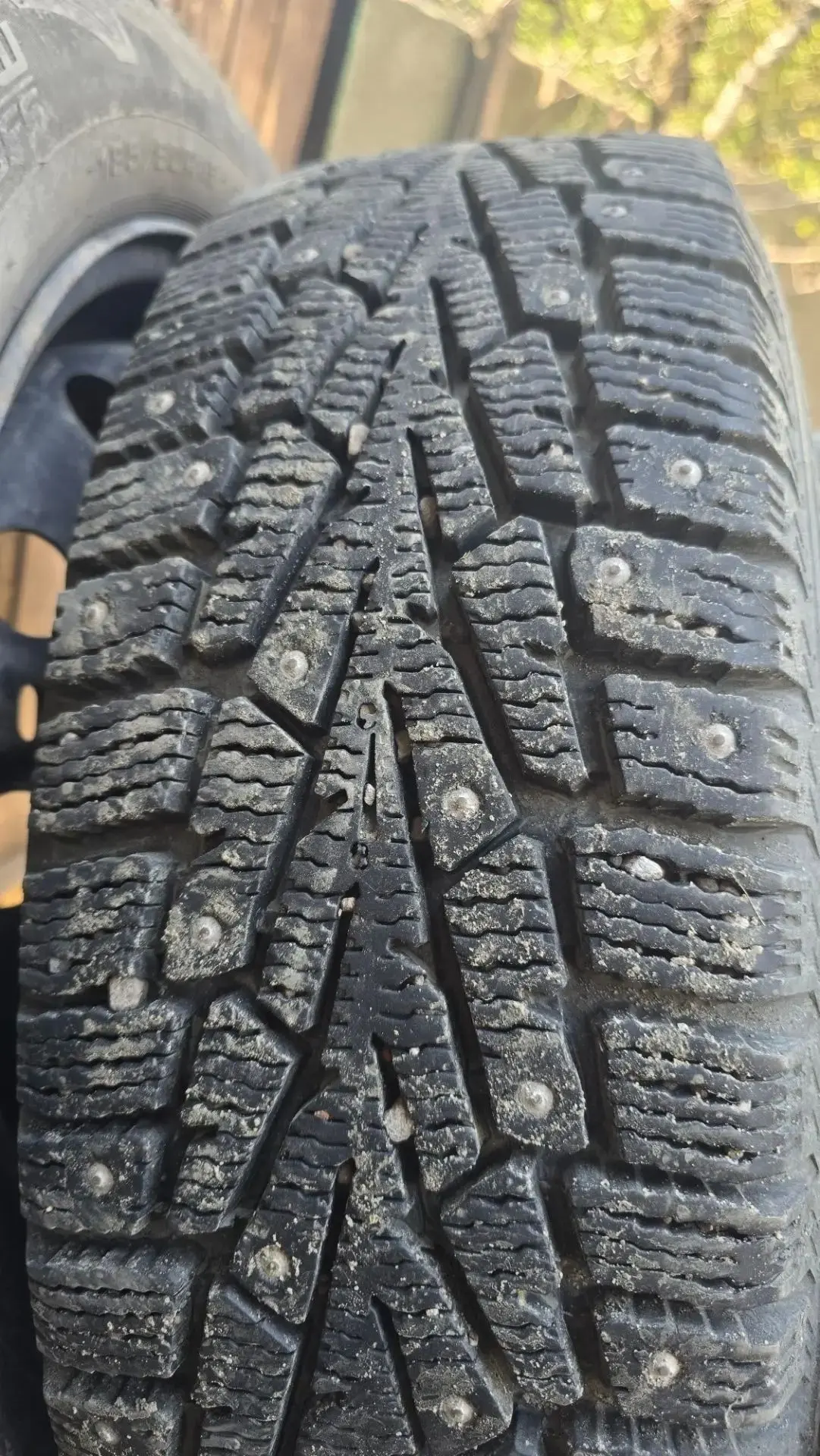 Продаю комплект зимней резинв Cordiant Snow Cross, на железных дисках. Размер 185/60 R15.