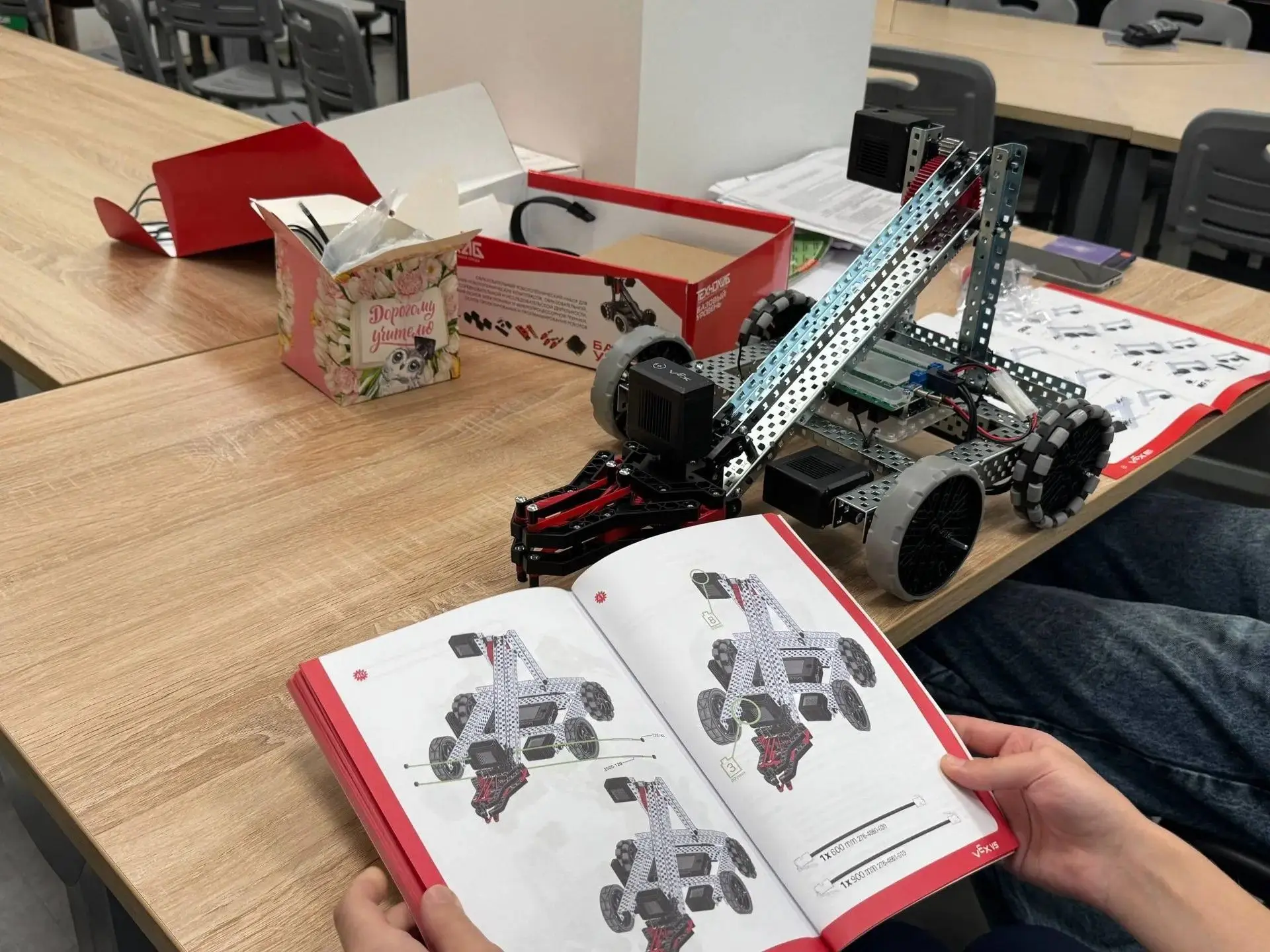🤖 Робототехника своими руками: когда инженерия становится творчеством!
