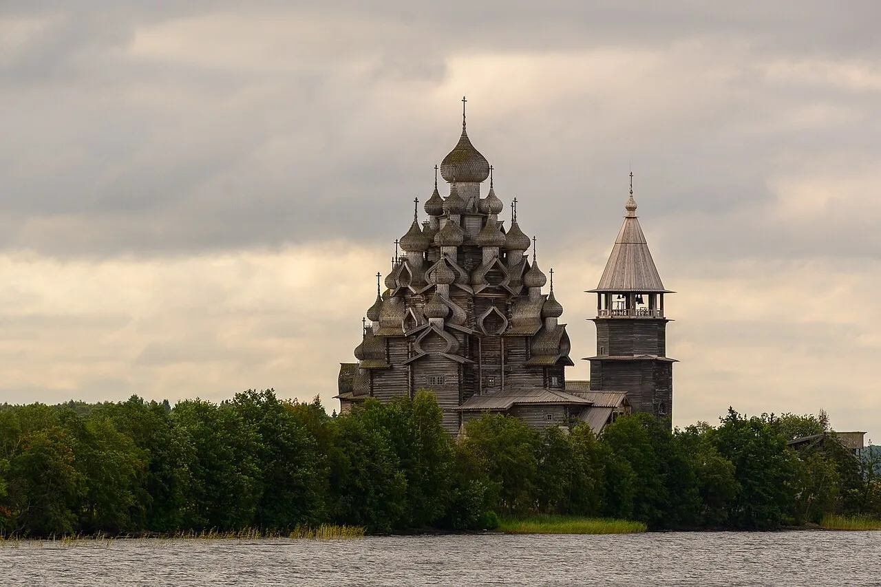 Преображенскую церковь в Кижах зря называют построенной без единого гвоздя. В срубе гво...