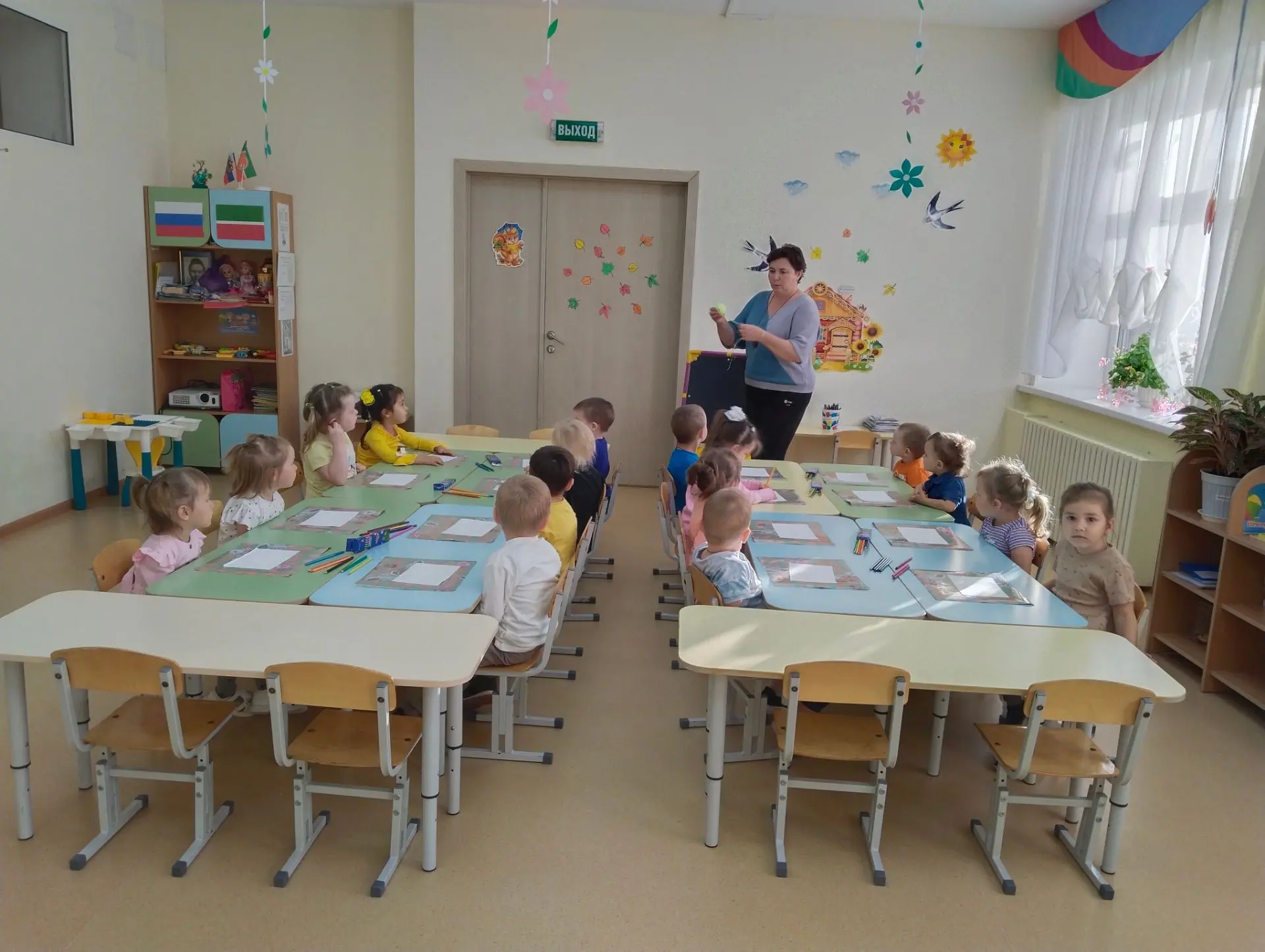 Рисование:  " Цветные клубочки" в  младшей группе. Учить детей рисовать слитные линии к...