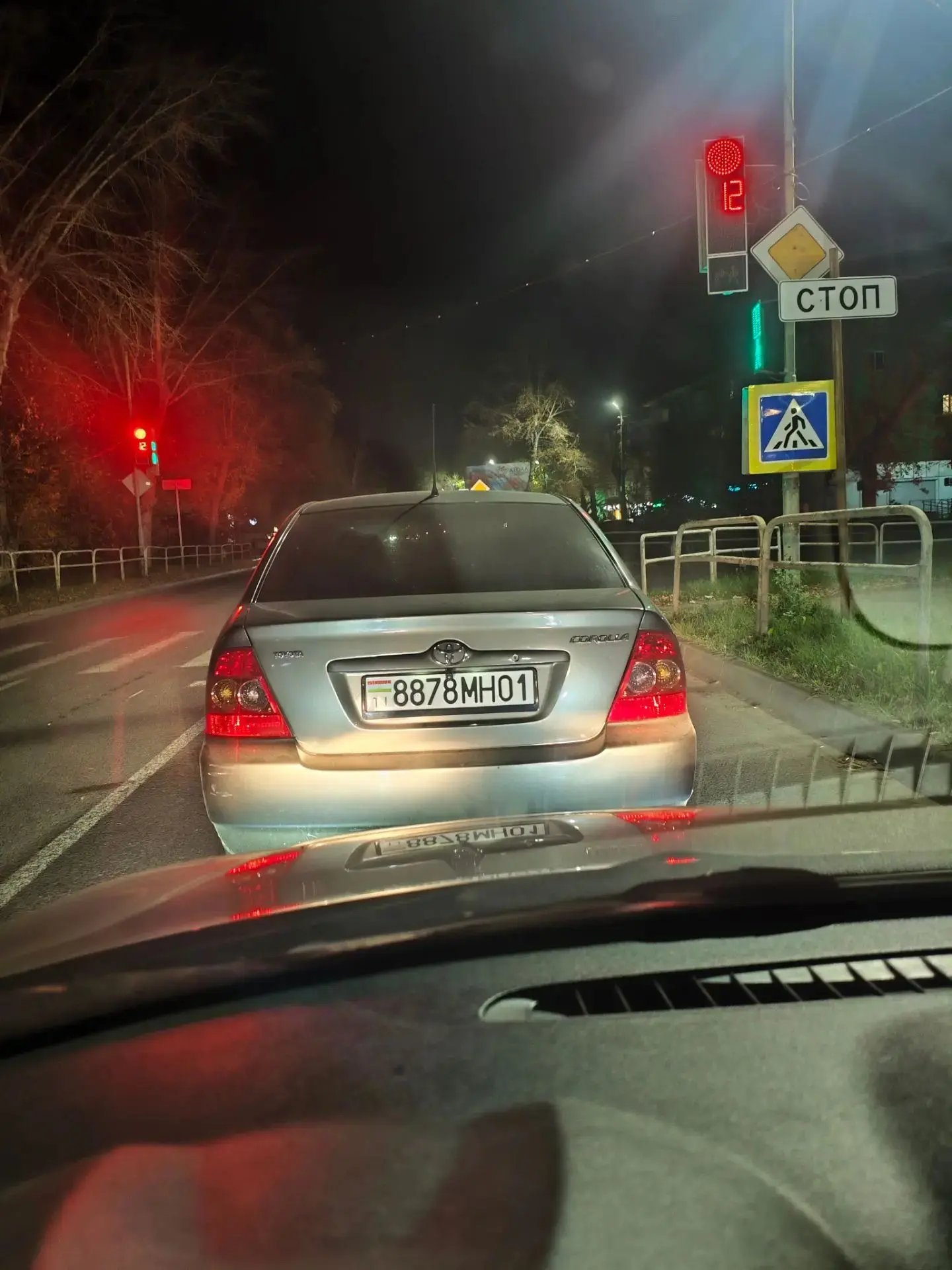 Вы приезжающие, уважайте народ в других городах, пропускать нужно на переходе 😡😡😡люд...