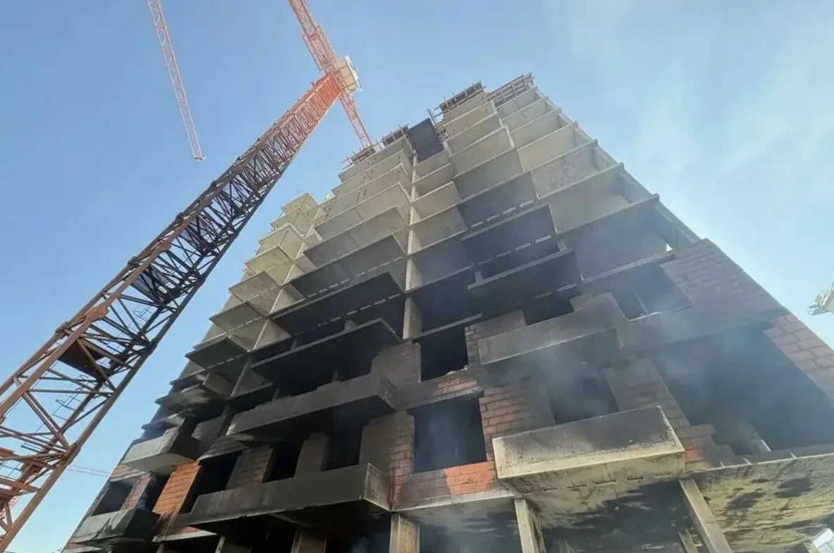 Пострадавшего при пожаре на стройке в Омске выписывают из больницы