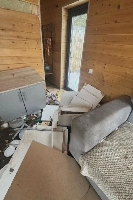 Медведь разгромил домик лыжников в Туве