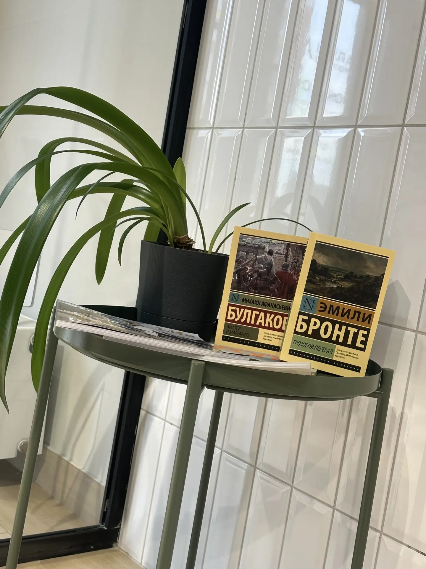 📚 Красивые ногти, уютная атмосфера и хорошая книга — идеальное сочетание!