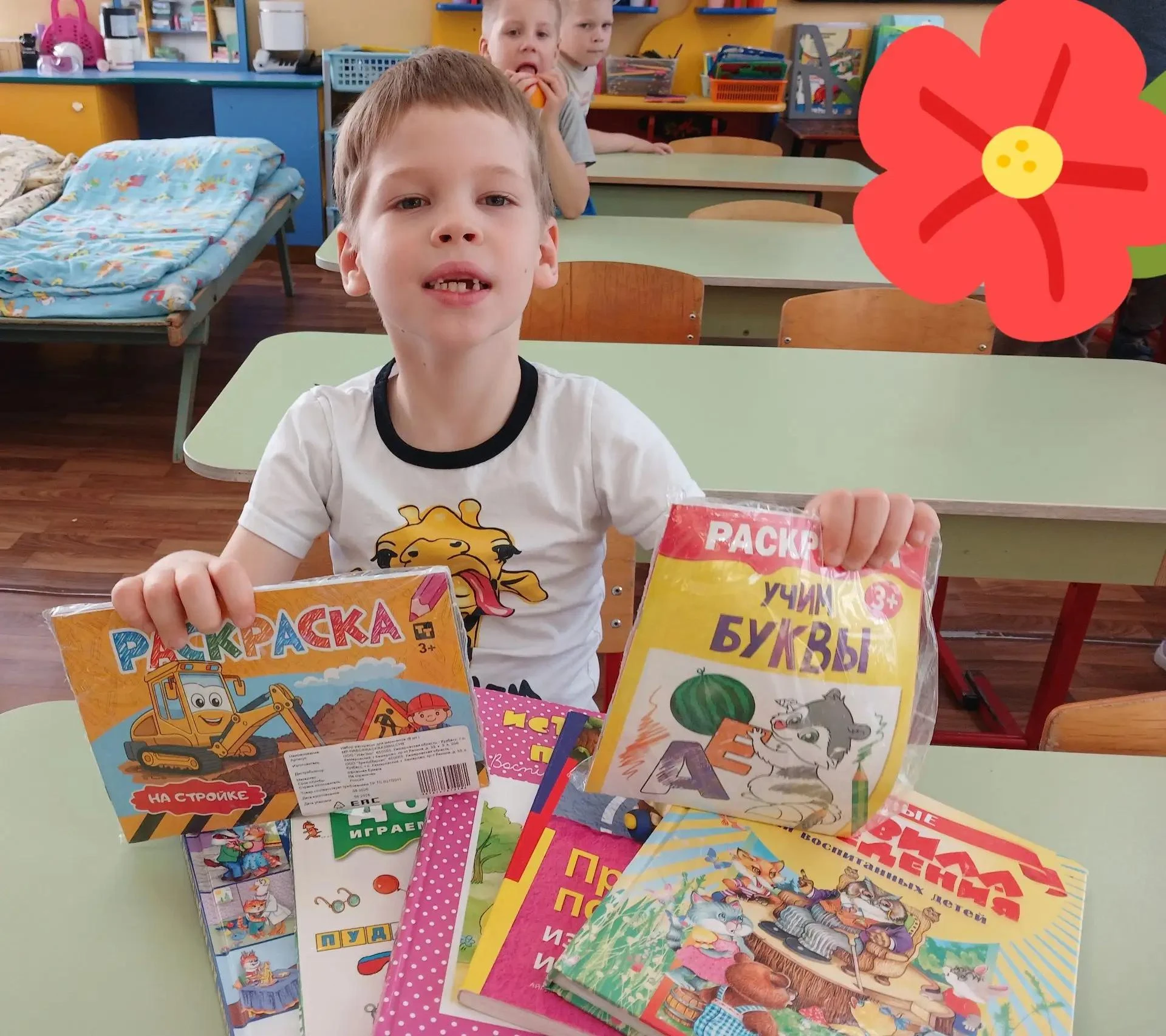 Мама Ивана Печкина подарила детскому саду новые книжки и раскраски.