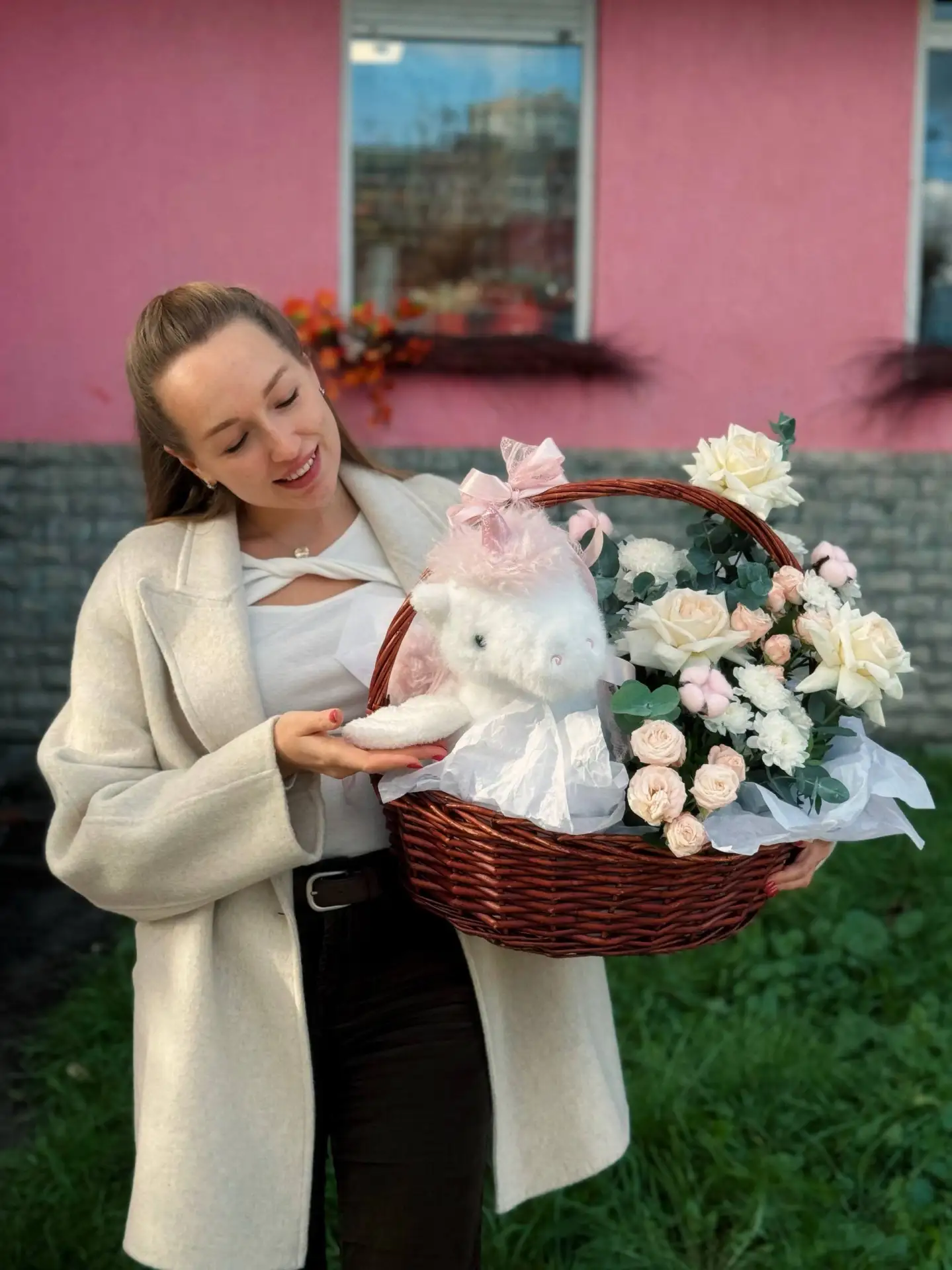 Самый милый дуэт — цветы и плюшевый друг 💐🧸