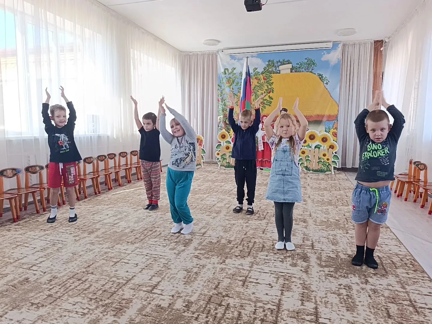 Мы танцуем и поем, очень весело живём. На музыкальном занятии в группах компенсирующей ...