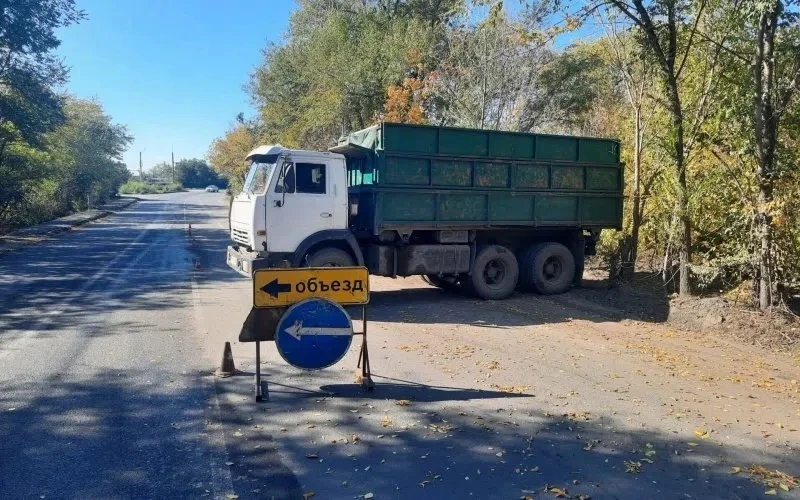 Автодорогу ХБК-Артем в Шахтах очищают от грунта после ремонта
