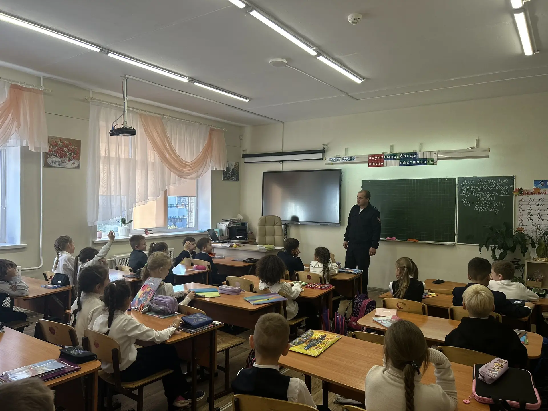 🇷🇺 Безопасность на дороге: у младших классов побывал инспектор ГИБДД
