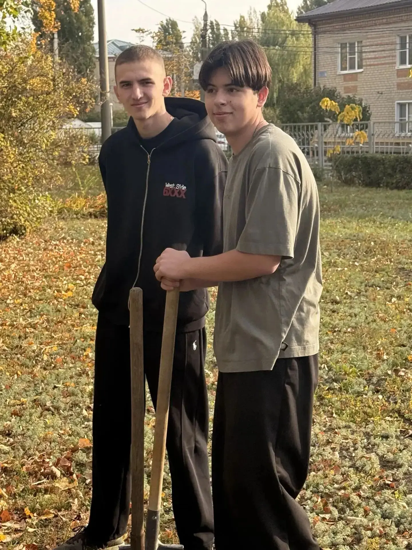 🌳🌱🪴 Десятиклассники 4-го лицея во главе с директором Александром Хиценко высадили в ...