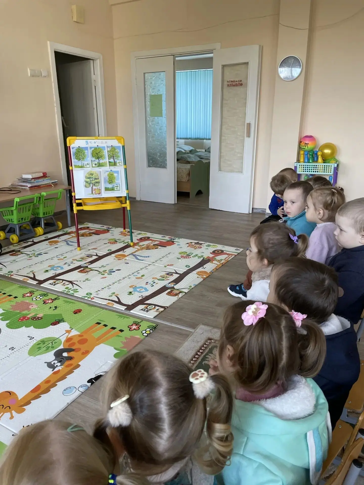Рисование в 1 младшей группе «Разноцветный ковер из листьев»