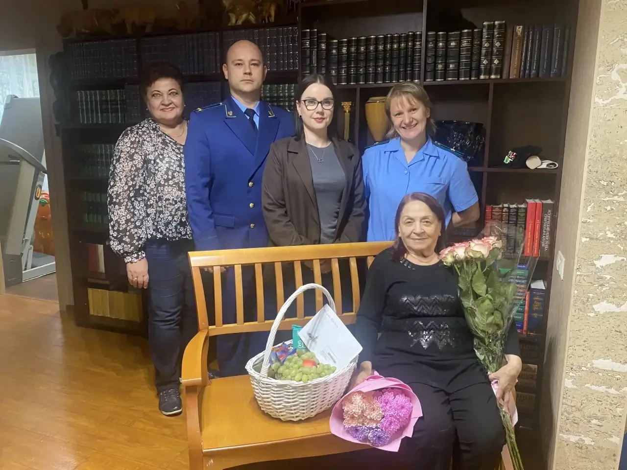 🌺 Работники прокуратуры города Новороссийска поздравили с 87-летием пенсионера прокура...