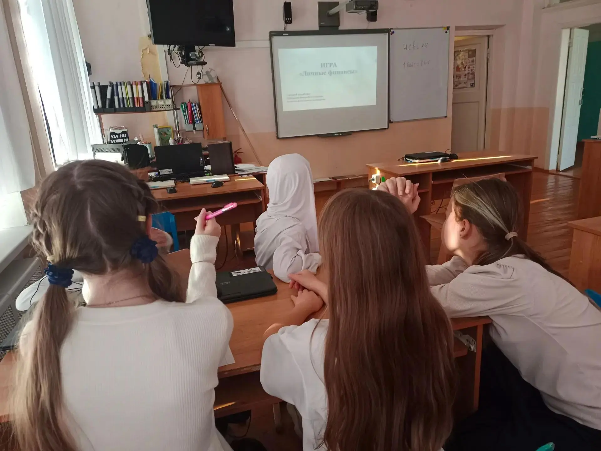 В 6 «Б» классе прошла игра «Личные финансы». Ученики в командах учились планировать бюд...
