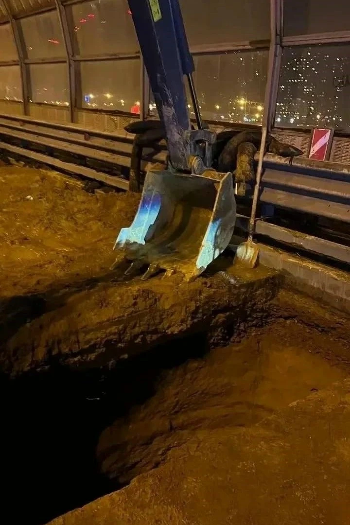 Двое рабочих погибли во время дорожного ремонта на КАД в районе города Мурино. В суббот...