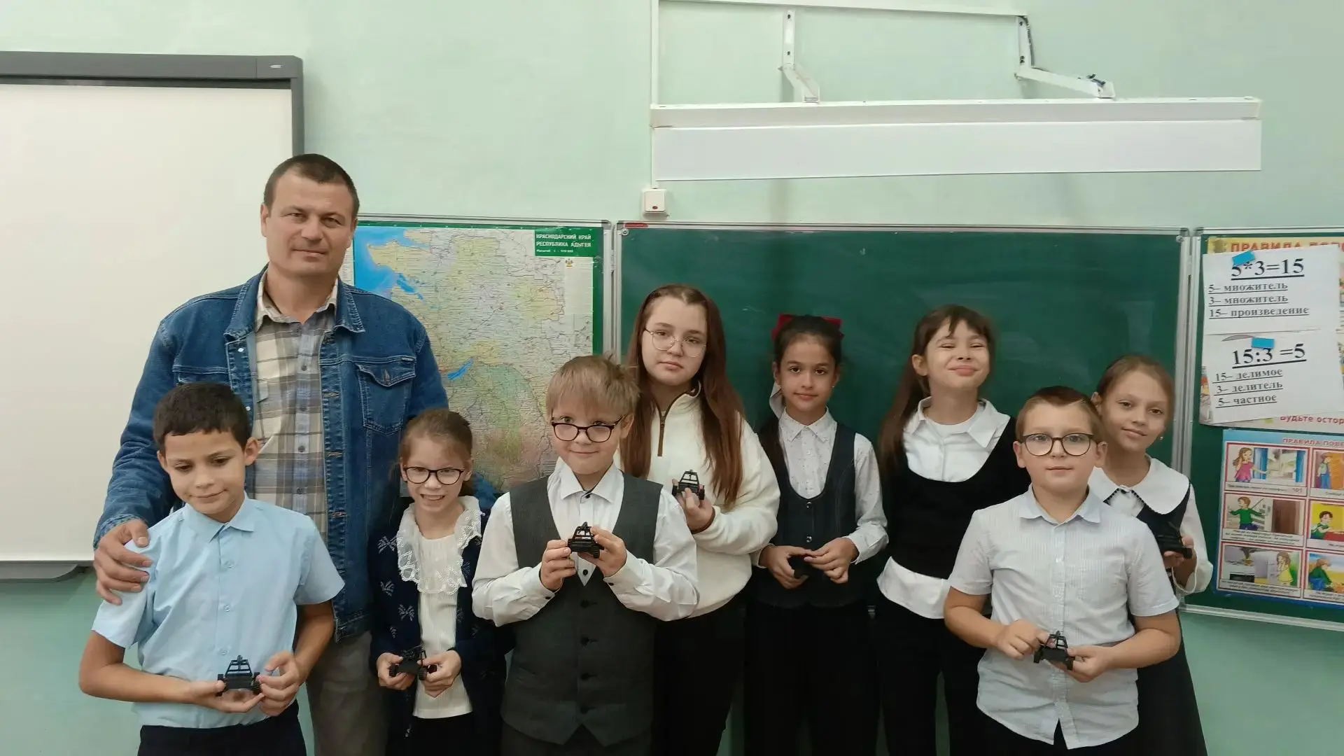 🇷🇺 В 3" а" классе была проведена встреча с Денисом Павловичем Курениным. Он подарил п...