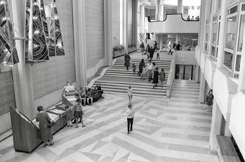 В фойе Московского детского музыкального театра, 1984