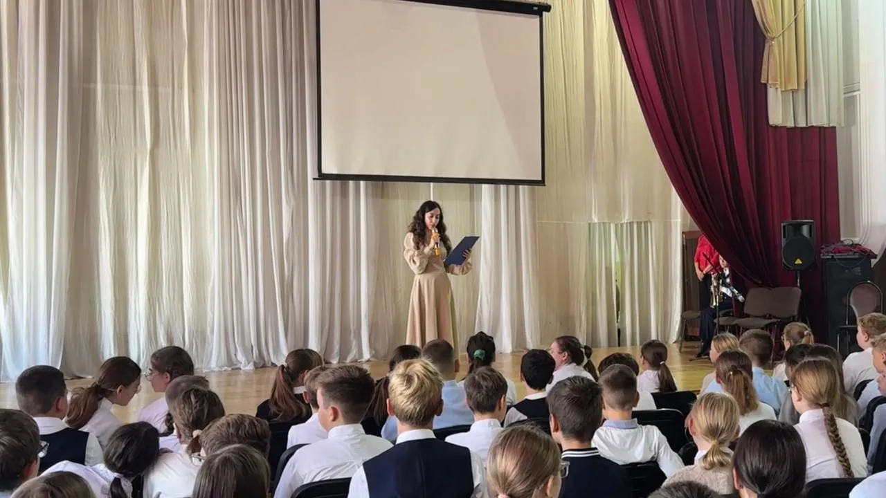 Обучающиеся и преподаватели ДШИ № 10 им. В.В. Магдалица представили для учеников МАОУ С...