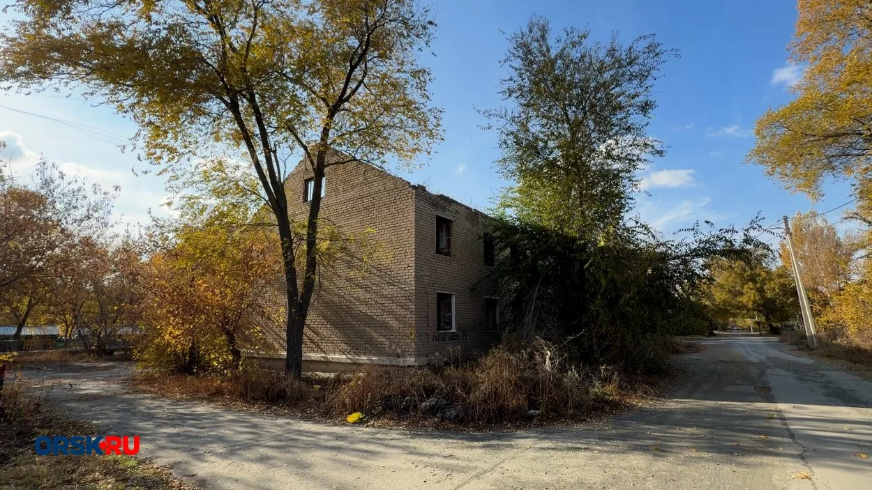 🏚 В Орске администрацию города через суд обязали снести аварийный дом № 14 на Гайском ...