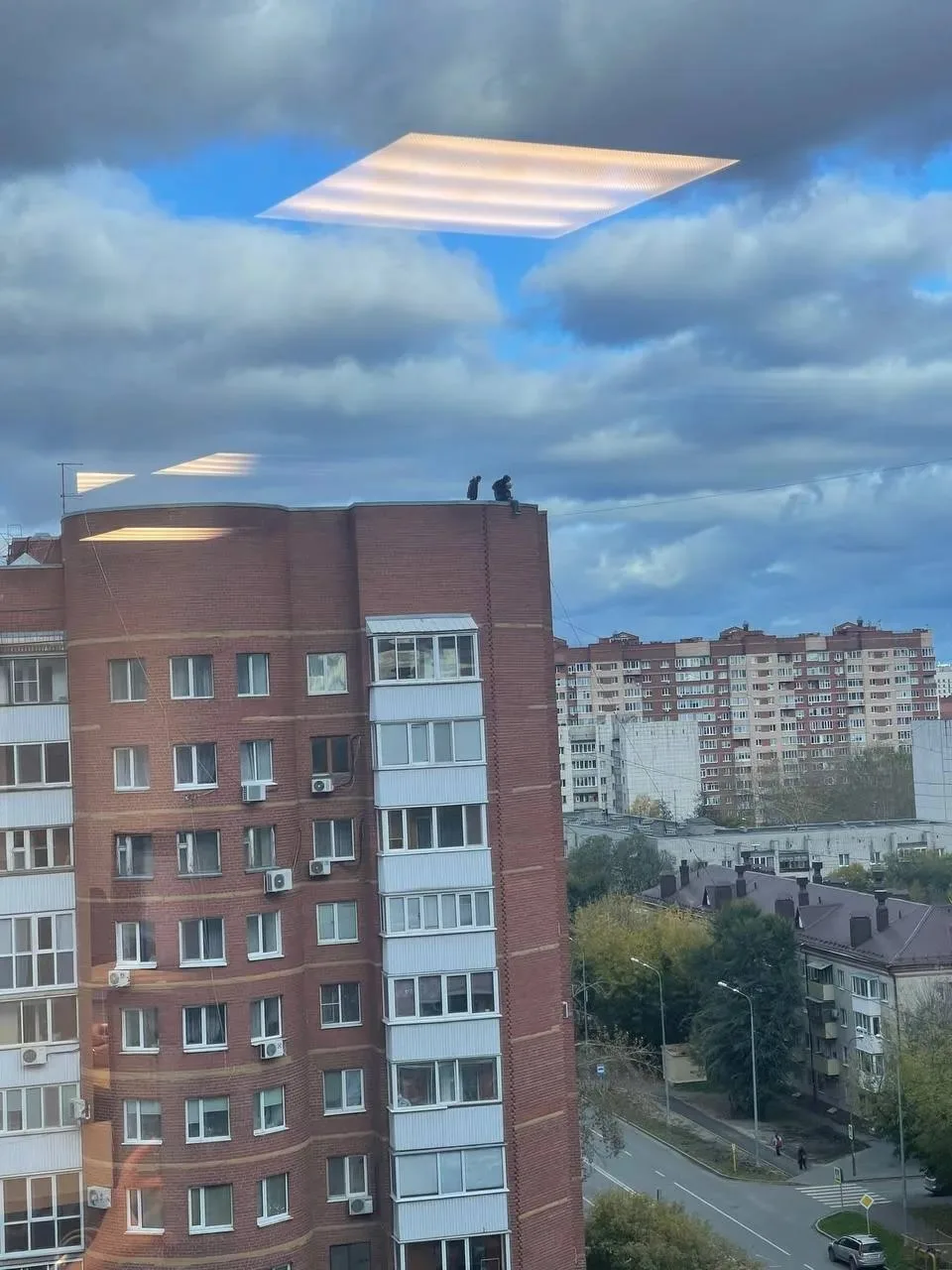 Трое детей устроили опасные игры на крыше у перекрёстка 50 лет Октября и Максима Горького
