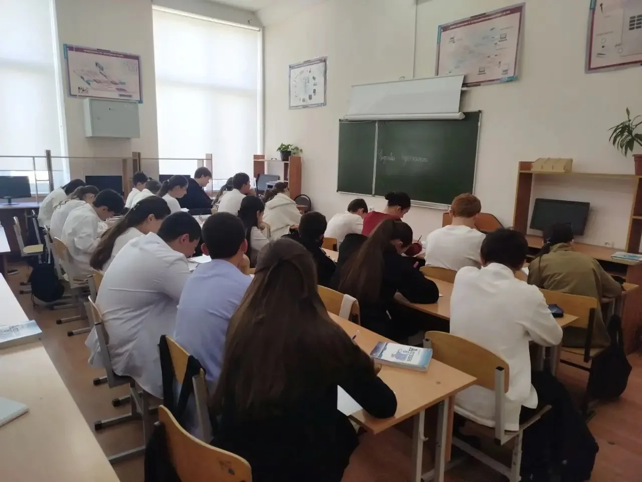 По Цифровой безопасности обучающиеся 8А класса провели тестирование.