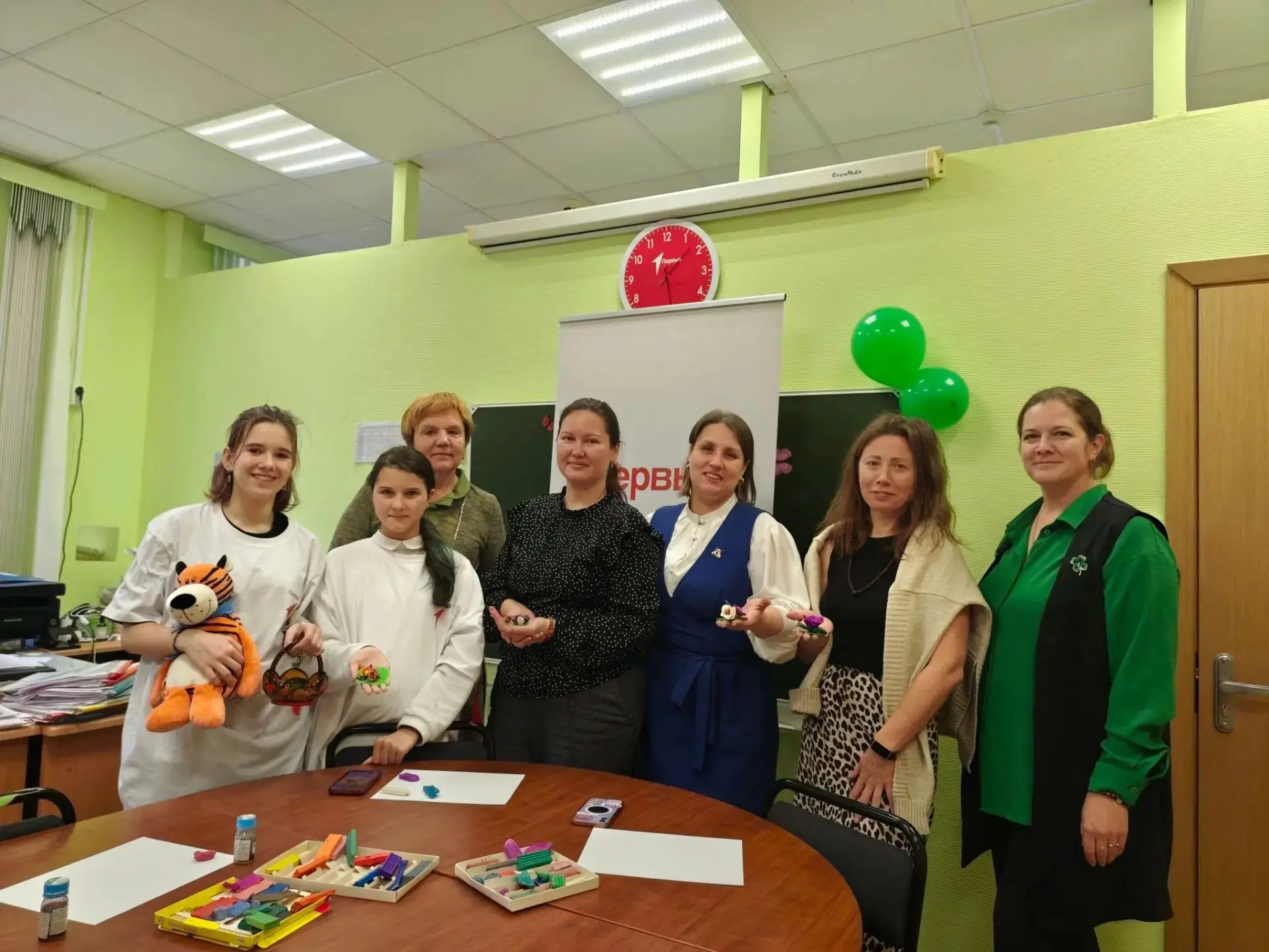 Наши активисты Движения Первых продолжают поздравлять и радовать наших учителей! 🎉