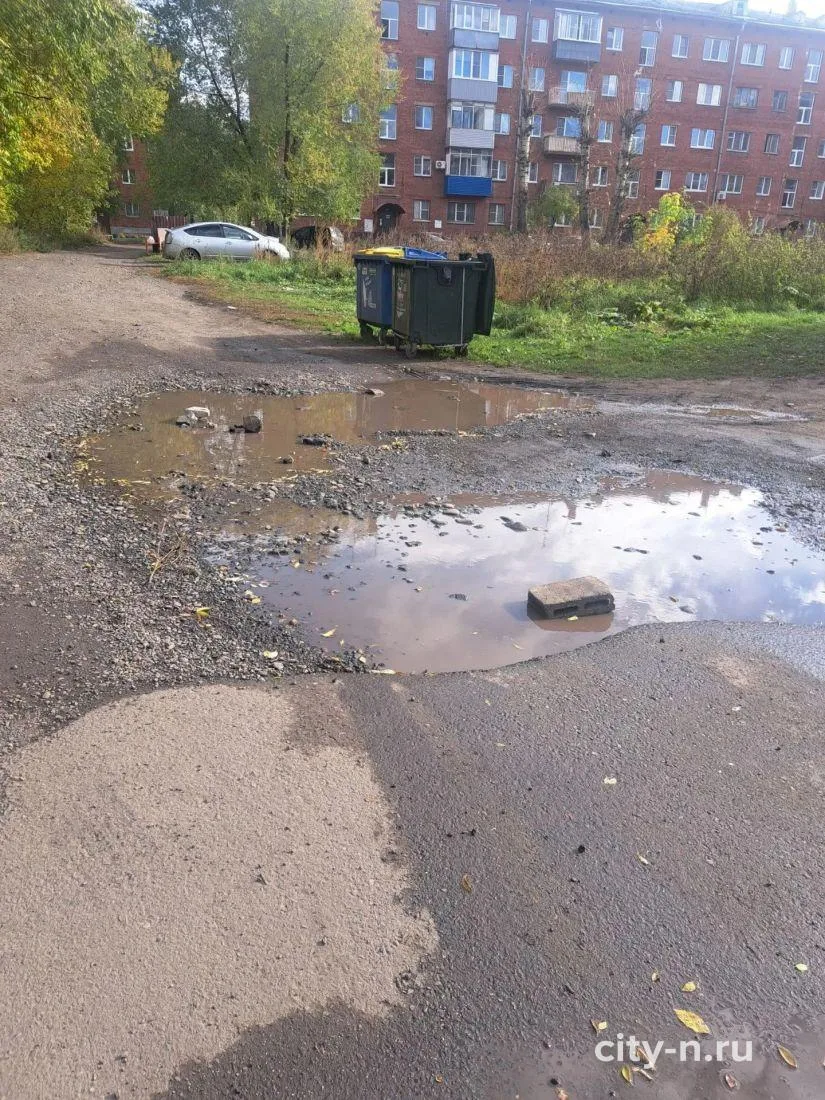 Новокузнечане жалуются на лужу, преграждающую дорогу к детскому саду на Запсибе