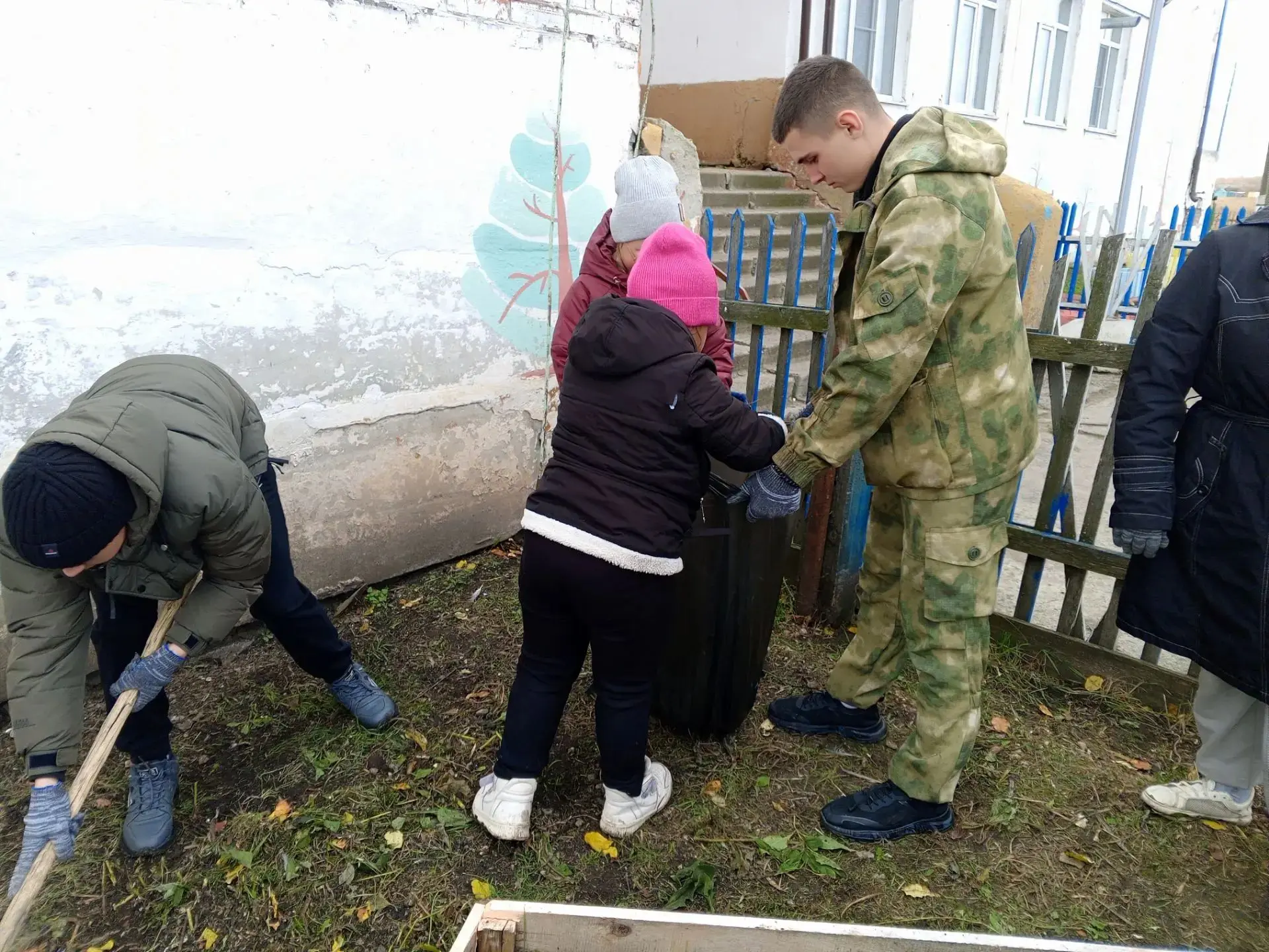 В нашей школе прошел традиционный осенний субботник. Это мероприятие, которое объединяе...