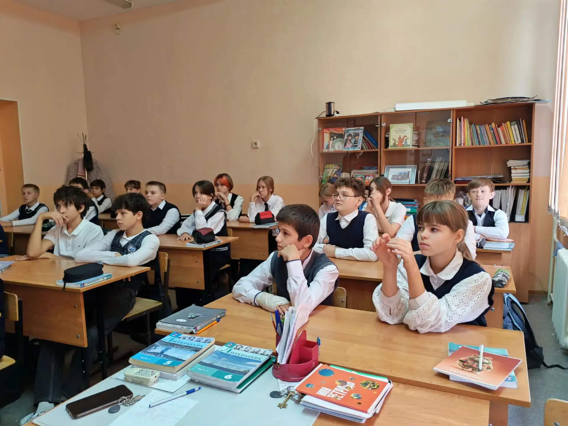 В 6 «В» классе состоялся незабываемый урок, который был приурочен ко Дню учителя. Прове...