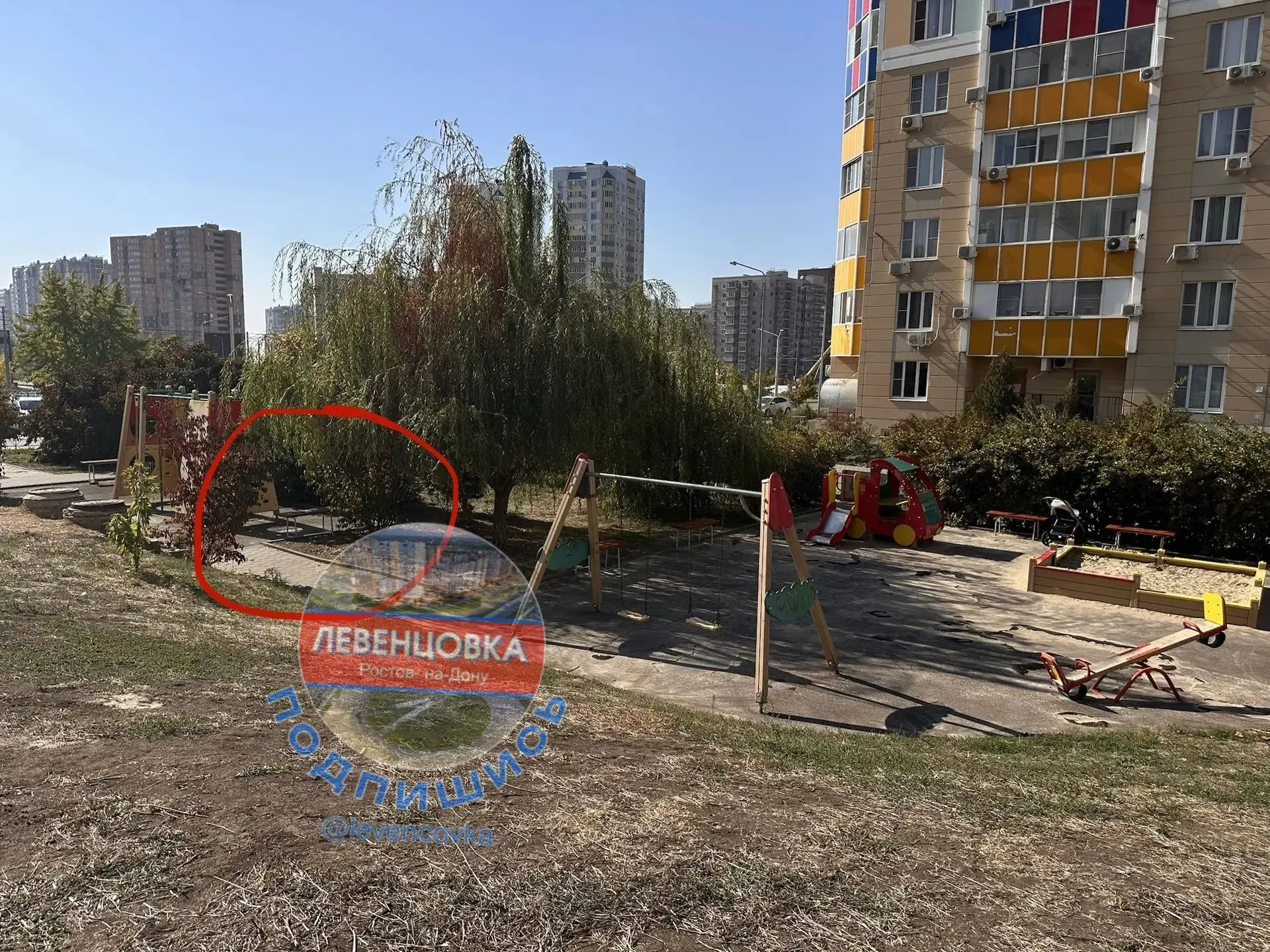 ⚠️ На детской площадке на Еременко, 107/20, жителей насторожила необычная ситуация.