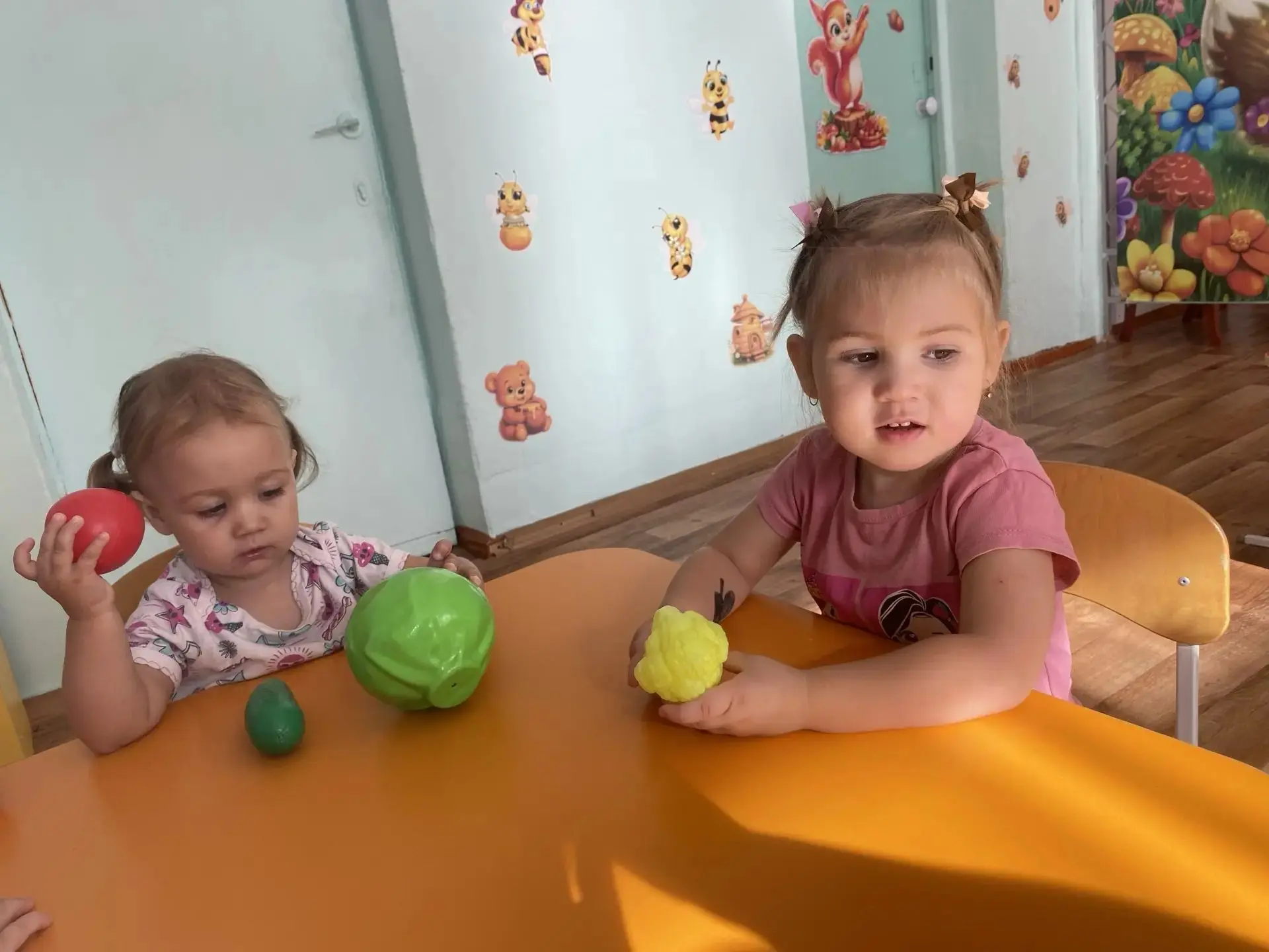 Знакомство с овощами в первой младшей группе педагог Спичукова М. И.  проводит в игрово...